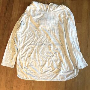 Women’s hooded sweatshirt with front pocket